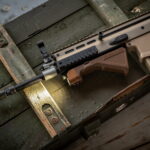 linterna táctica sigurd 1.450 lum + grip angular para arma olight desert